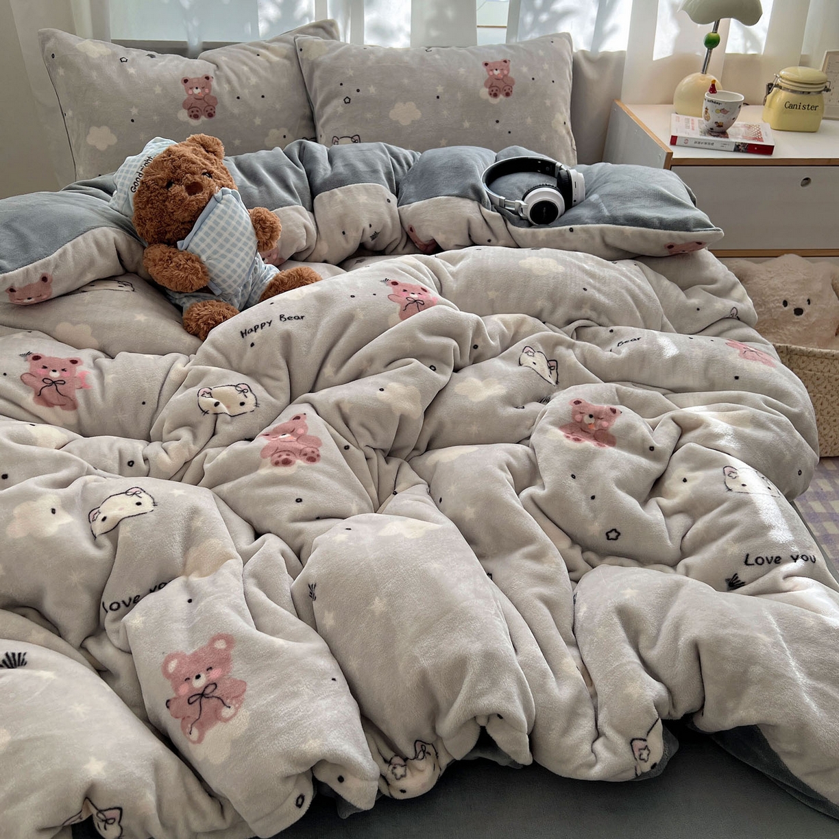 91家纺网 家纺一手货源 找家纺 红嘴企鹅 2025新款精致印花牛奶绒四件套 牛奶绒-星云小熊