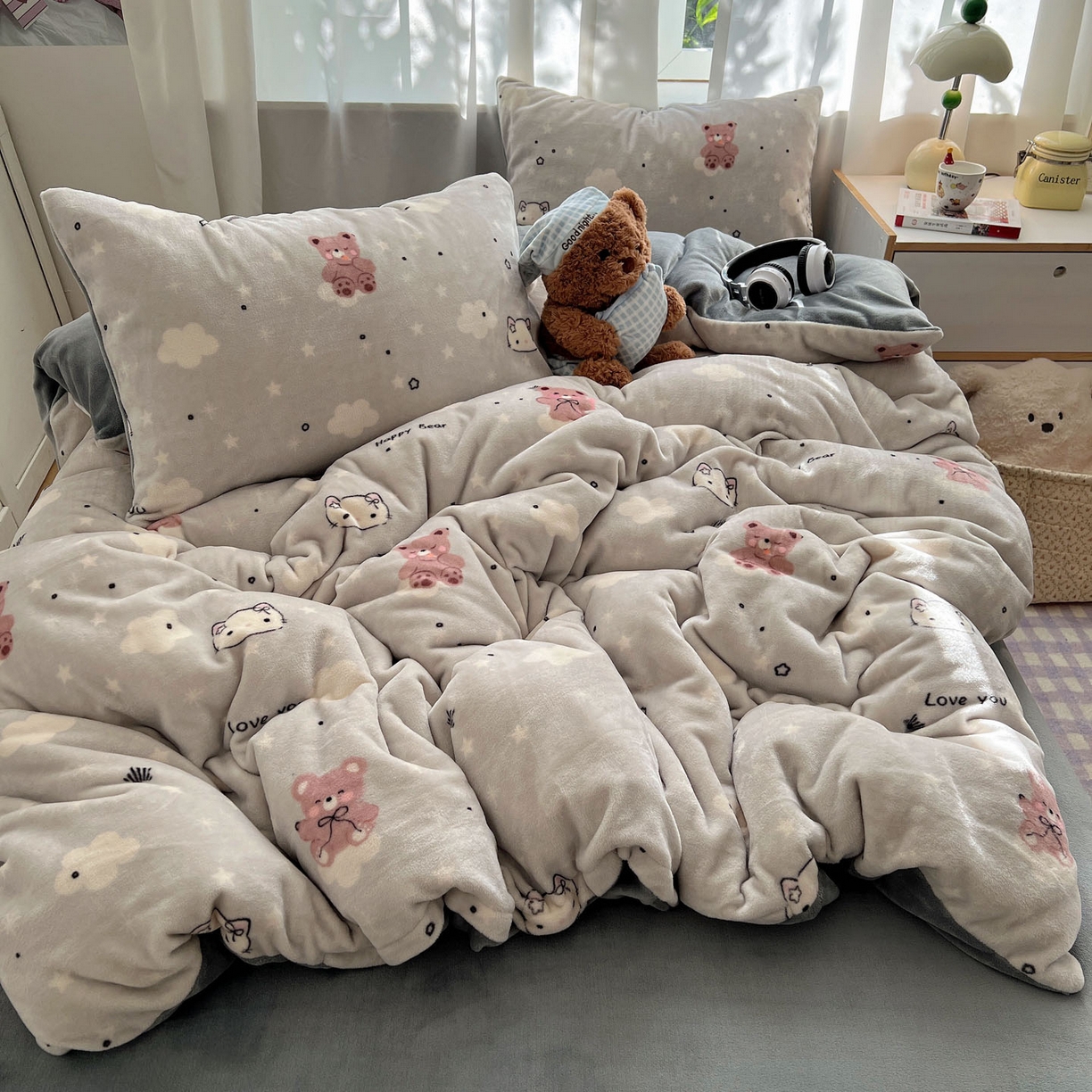 91家纺网 家纺一手货源 找家纺 红嘴企鹅 2025新款精致印花牛奶绒四件套 牛奶绒-星云小熊