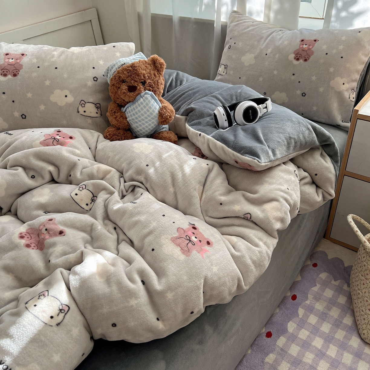 91家纺网 家纺一手货源 找家纺 红嘴企鹅 2025新款精致印花牛奶绒四件套 牛奶绒-星云小熊