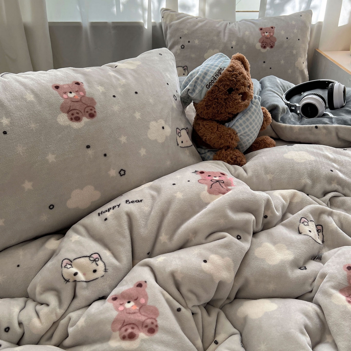 91家纺网 家纺一手货源 找家纺 红嘴企鹅 2025新款精致印花牛奶绒四件套 牛奶绒-星云小熊