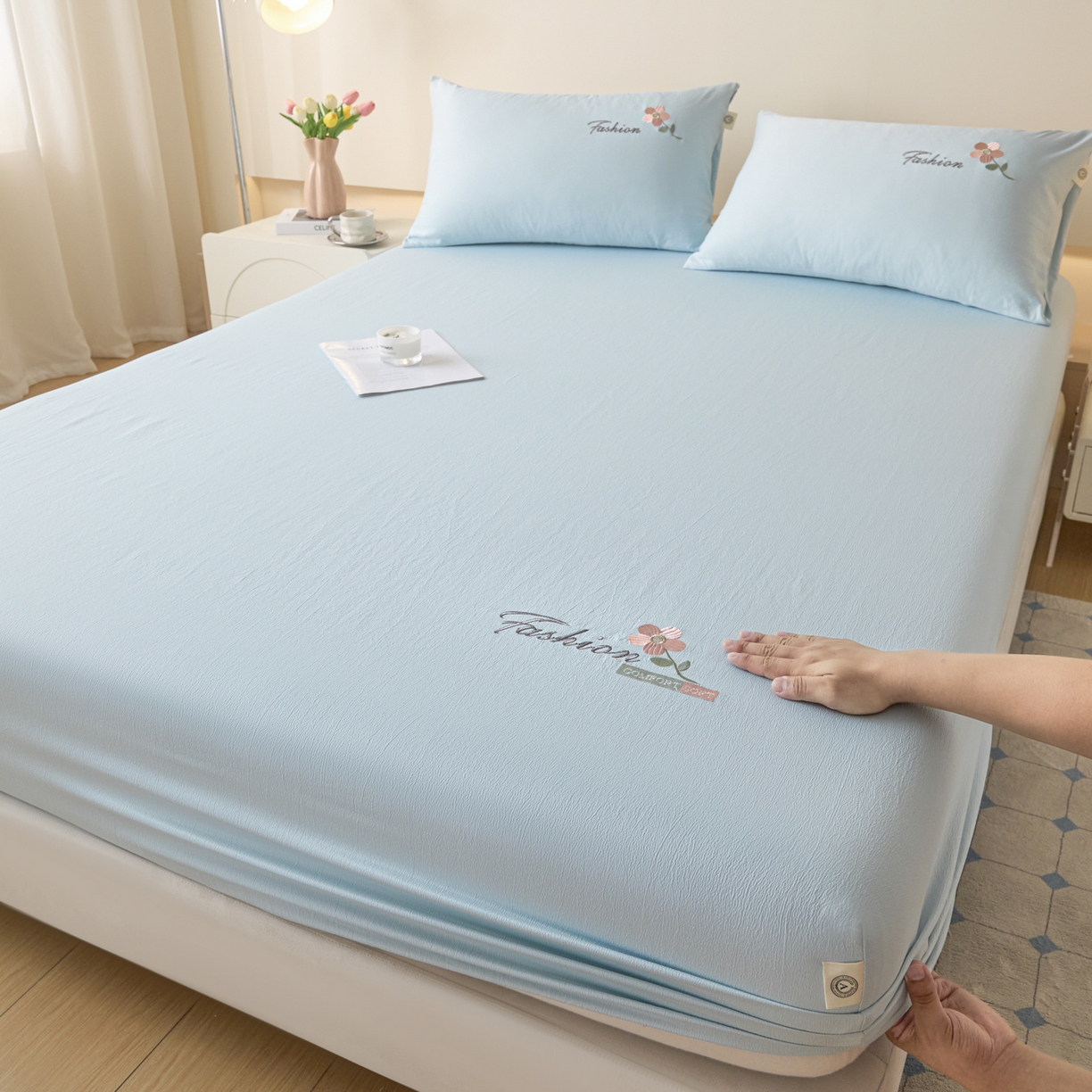 91家纺网 家纺一手货源 找家纺 鑫钰 2025新款A类云麻绣花抗菌透气床笠-芙洛拉 芙洛拉-清澈蓝