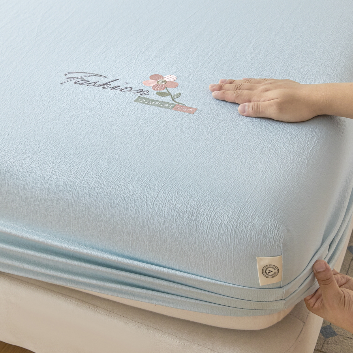 91家纺网 家纺一手货源 找家纺 鑫钰 2025新款A类云麻绣花抗菌透气床笠-芙洛拉 芙洛拉-清澈蓝