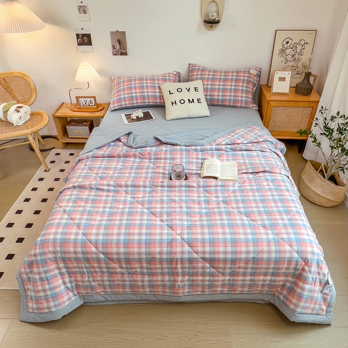 91家纺网 家纺一手货源 找家纺 梵克保罗 2025春夏新款10A抗菌无印风水洗棉夏被四件套 炫彩格