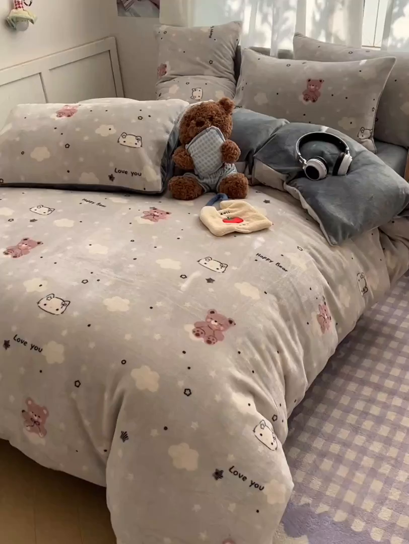 91家纺网 家纺一手货源 找家纺 红嘴企鹅 2025新款精致印花牛奶绒四件套 牛奶绒-星云小熊