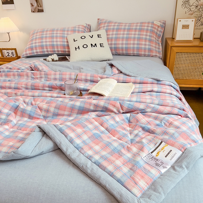 91家纺网 家纺一手货源 找家纺 梵克保罗 2025春夏新款10A抗菌无印风水洗棉夏被四件套 炫彩格