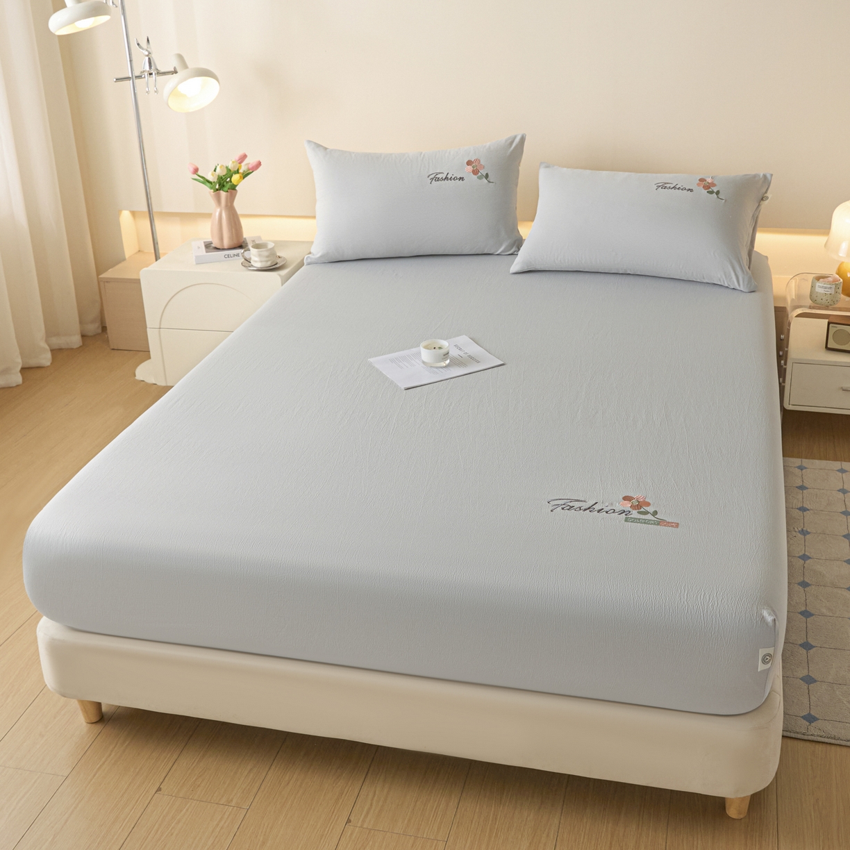 91家纺网 家纺一手货源 找家纺 鑫钰 2025新款A类云麻绣花抗菌透气床笠-芙洛拉 芙洛拉-时尚灰