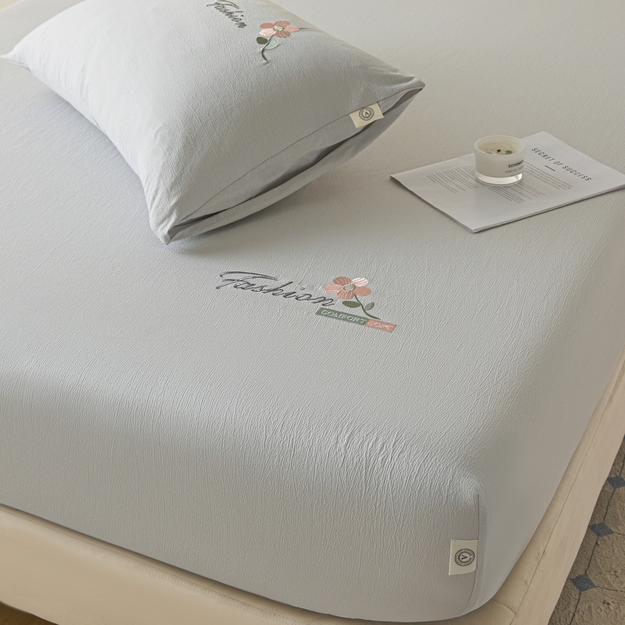 91家纺网 家纺一手货源 找家纺 鑫钰 2025新款A类云麻绣花抗菌透气床笠-芙洛拉 芙洛拉-时尚灰