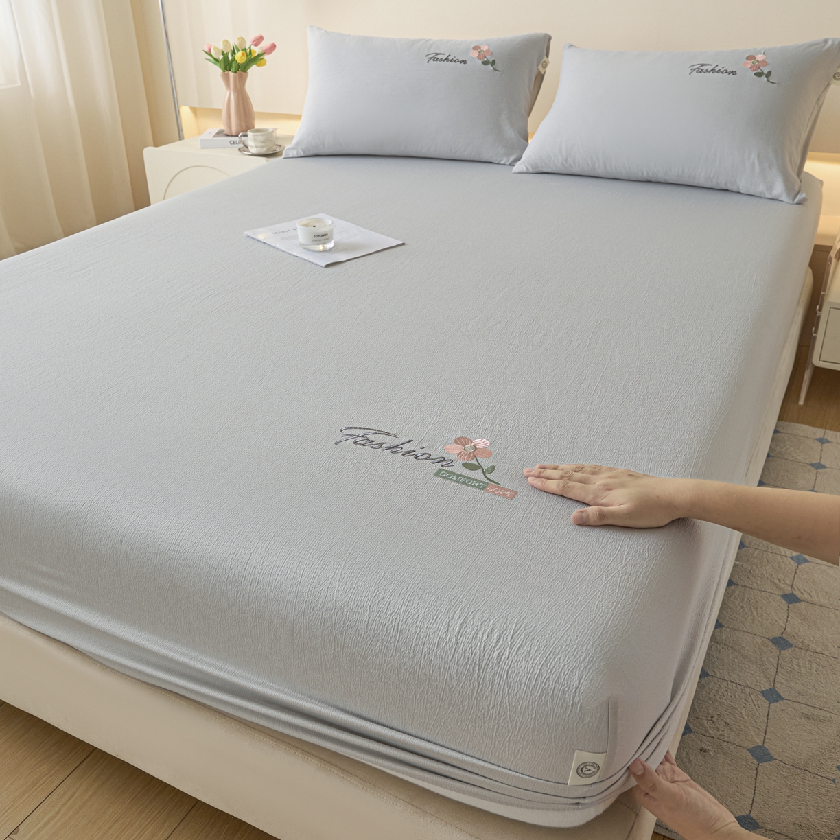 91家纺网 家纺一手货源 找家纺 鑫钰 2025新款A类云麻绣花抗菌透气床笠-芙洛拉 芙洛拉-时尚灰