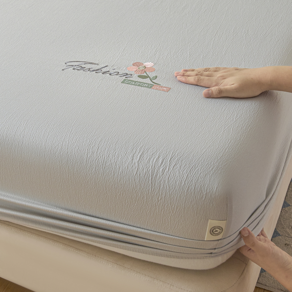 91家纺网 家纺一手货源 找家纺 鑫钰 2025新款A类云麻绣花抗菌透气床笠-芙洛拉 芙洛拉-时尚灰