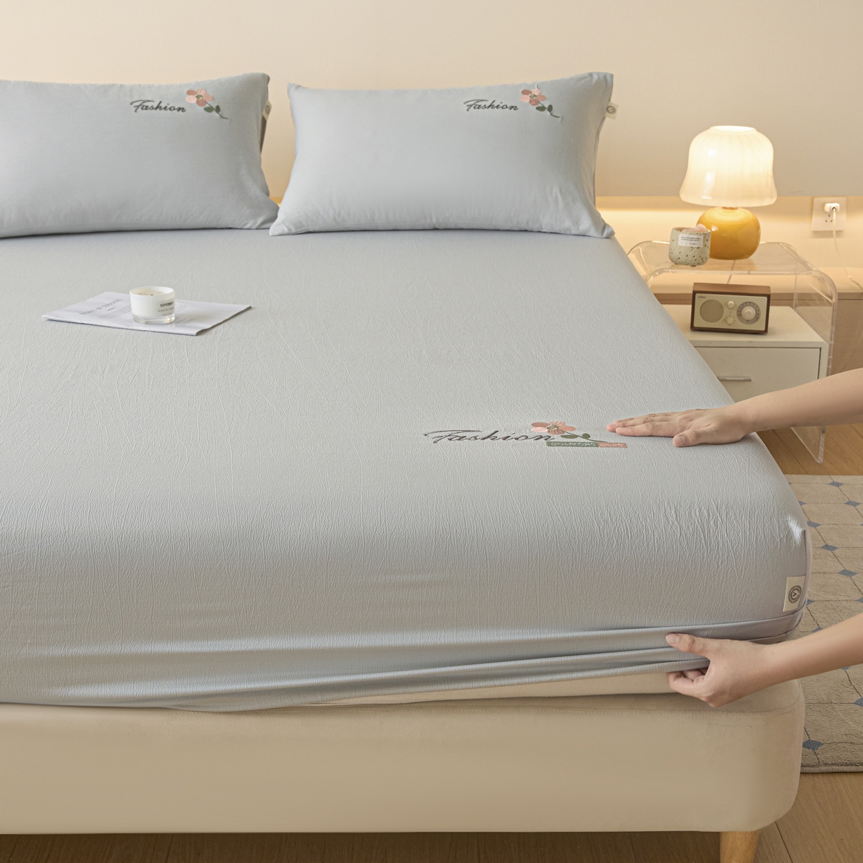 91家纺网 家纺一手货源 找家纺 鑫钰 2025新款A类云麻绣花抗菌透气床笠-芙洛拉 芙洛拉-时尚灰