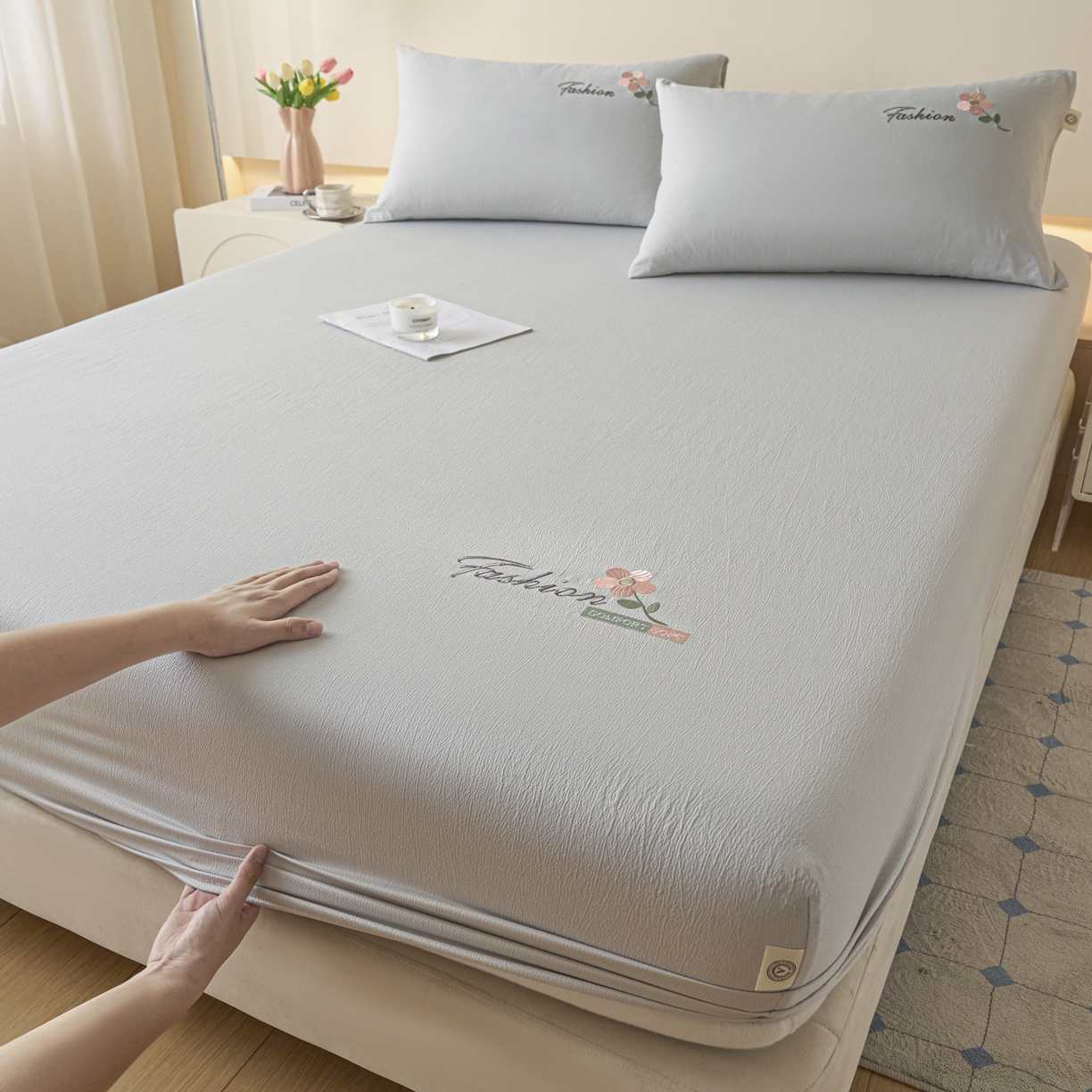 91家纺网 家纺一手货源 找家纺 鑫钰 2025新款A类云麻绣花抗菌透气床笠-芙洛拉 芙洛拉-时尚灰