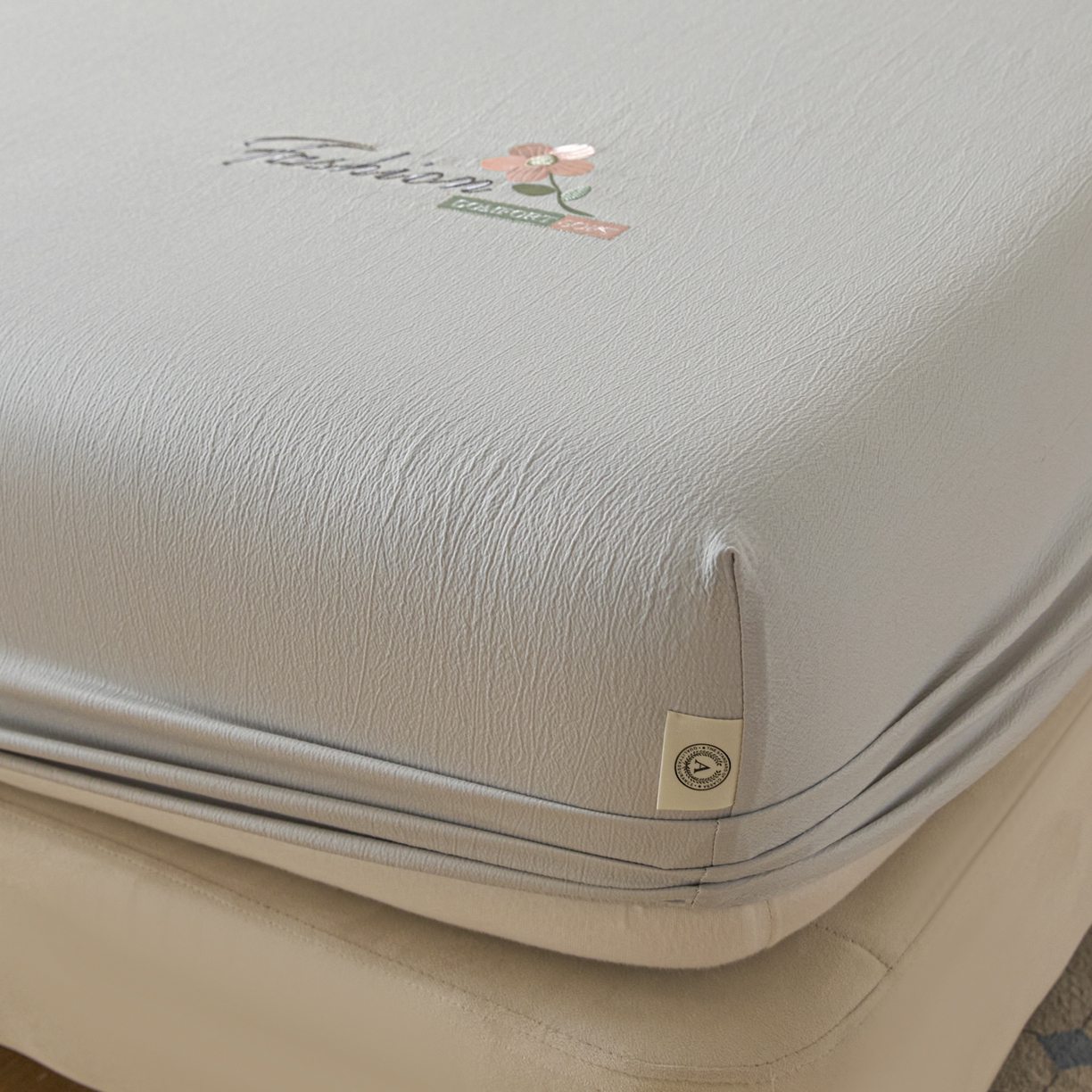 91家纺网 家纺一手货源 找家纺 鑫钰 2025新款A类云麻绣花抗菌透气床笠-芙洛拉 芙洛拉-时尚灰