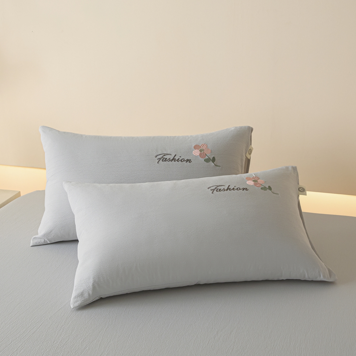 91家纺网 家纺一手货源 找家纺 鑫钰 2025新款A类云麻绣花抗菌透气床笠-芙洛拉 芙洛拉-时尚灰