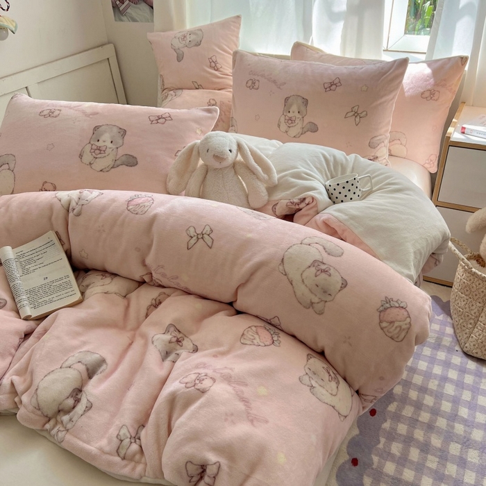 91家纺网 家纺一手货源 找家纺 红嘴企鹅 2025新款精致印花牛奶绒四件套 牛奶绒-羞羞猫