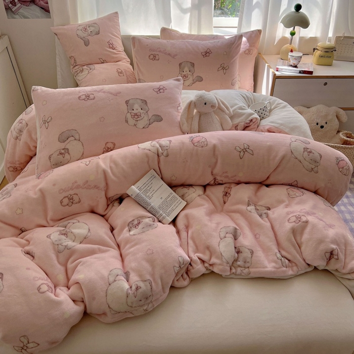 91家纺网 家纺一手货源 找家纺 红嘴企鹅 2025新款精致印花牛奶绒四件套 牛奶绒-羞羞猫