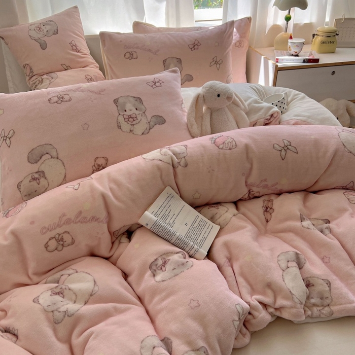 91家纺网 家纺一手货源 找家纺 红嘴企鹅 2025新款精致印花牛奶绒四件套 牛奶绒-羞羞猫