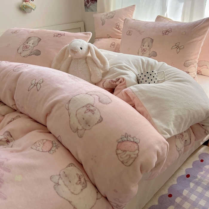 91家纺网 家纺一手货源 找家纺 红嘴企鹅 2025新款精致印花牛奶绒四件套 牛奶绒-羞羞猫
