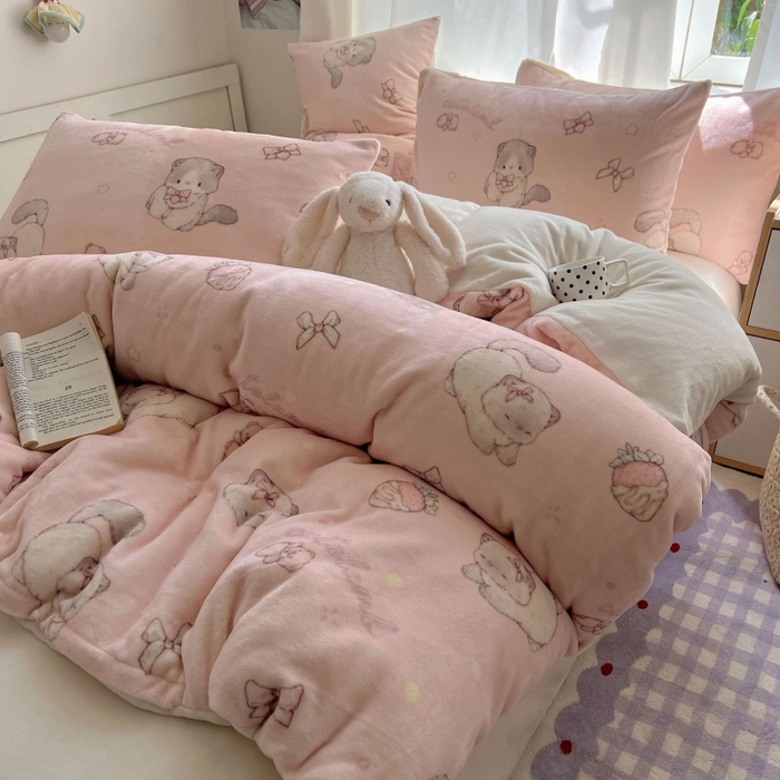 91家纺网 家纺一手货源 找家纺 红嘴企鹅 2025新款精致印花牛奶绒四件套 牛奶绒-羞羞猫