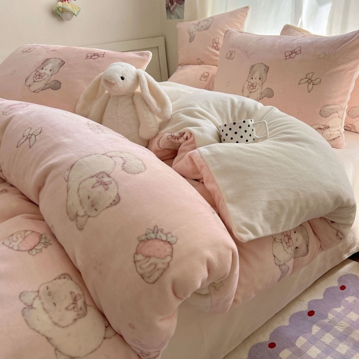 91家纺网 家纺一手货源 找家纺 红嘴企鹅 2025新款精致印花牛奶绒四件套 牛奶绒-羞羞猫