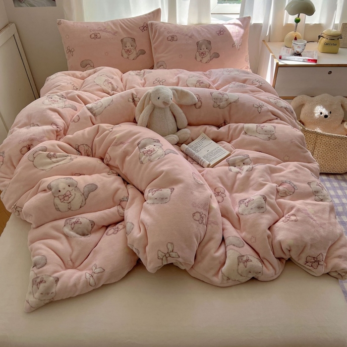 91家纺网 家纺一手货源 找家纺 红嘴企鹅 2025新款精致印花牛奶绒四件套 牛奶绒-羞羞猫