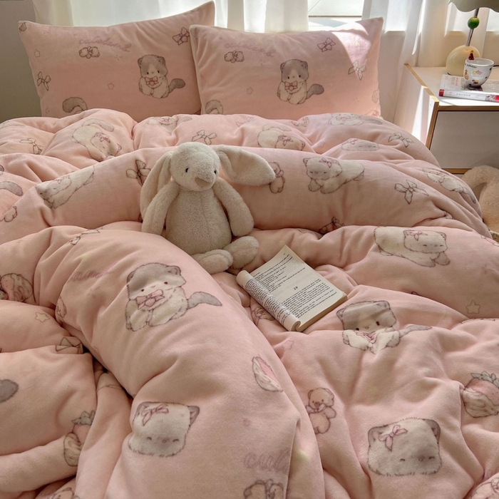 91家纺网 家纺一手货源 找家纺 红嘴企鹅 2025新款精致印花牛奶绒四件套 牛奶绒-羞羞猫