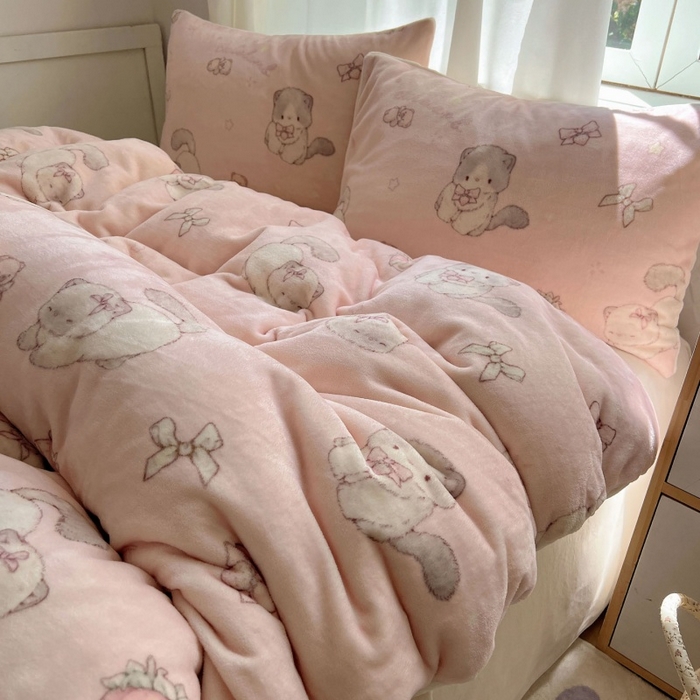 91家纺网 家纺一手货源 找家纺 红嘴企鹅 2025新款精致印花牛奶绒四件套 牛奶绒-羞羞猫
