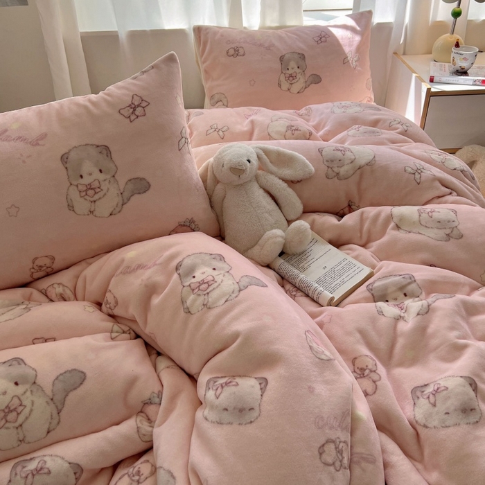 91家纺网 家纺一手货源 找家纺 红嘴企鹅 2025新款精致印花牛奶绒四件套 牛奶绒-羞羞猫