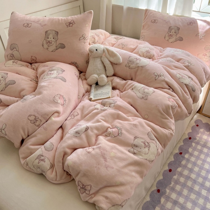 91家纺网 家纺一手货源 找家纺 红嘴企鹅 2025新款精致印花牛奶绒四件套 牛奶绒-羞羞猫