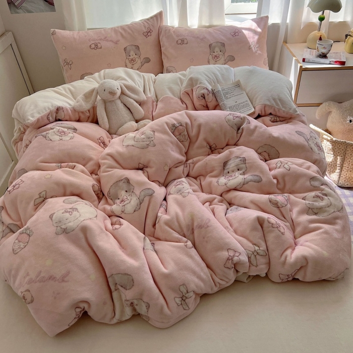 91家纺网 家纺一手货源 找家纺 红嘴企鹅 2025新款精致印花牛奶绒四件套 牛奶绒-羞羞猫