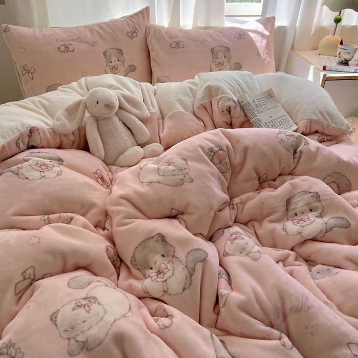 91家纺网 家纺一手货源 找家纺 红嘴企鹅 2025新款精致印花牛奶绒四件套 牛奶绒-羞羞猫