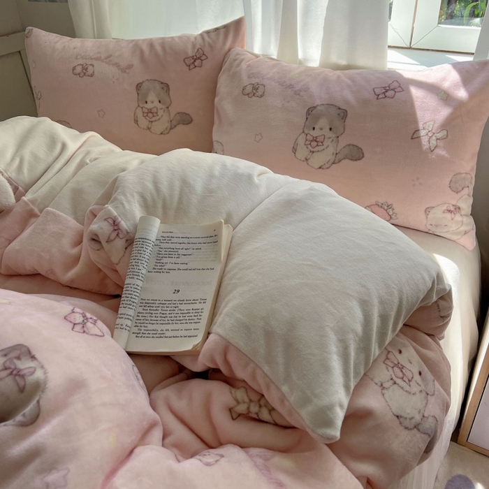 91家纺网 家纺一手货源 找家纺 红嘴企鹅 2025新款精致印花牛奶绒四件套 牛奶绒-羞羞猫