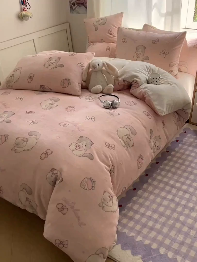 91家纺网 家纺一手货源 找家纺 红嘴企鹅 2025新款精致印花牛奶绒四件套 牛奶绒-羞羞猫