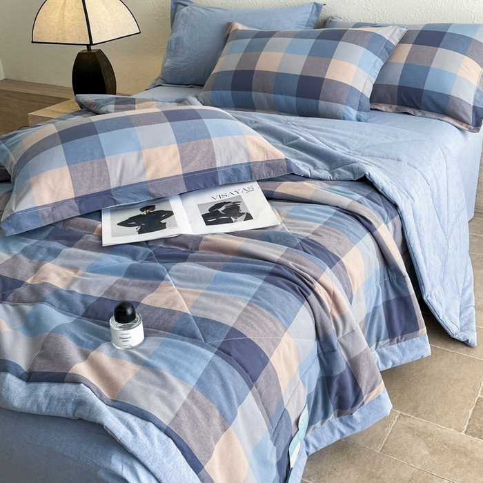 91家纺网 家纺一手货源 找家纺 梵克保罗 2025春夏新款10A抗菌无印风水洗棉夏被四件套 炫彩蓝格