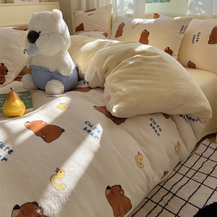 91家纺网 家纺一手货源 找家纺 红嘴企鹅 2025新款精致印花牛奶绒四件套 爬爬熊