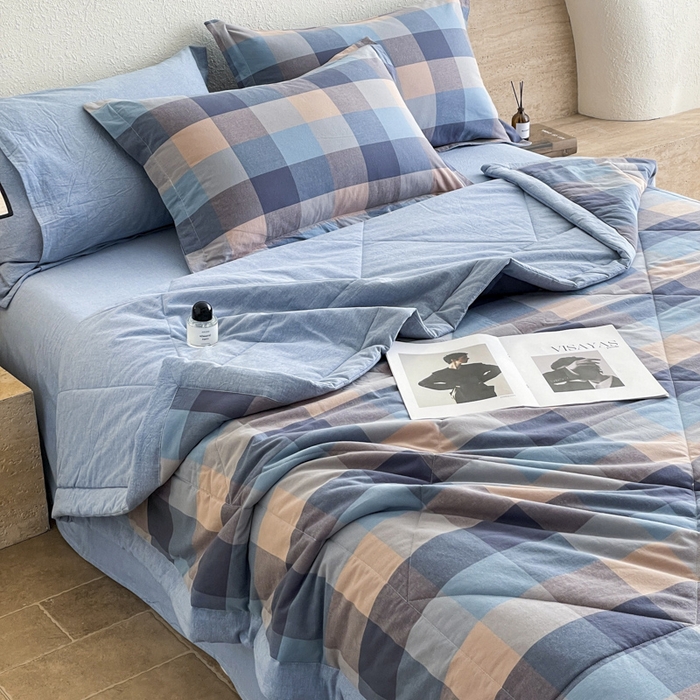 91家纺网 家纺一手货源 找家纺 梵克保罗 2025春夏新款10A抗菌无印风水洗棉夏被四件套 炫彩蓝格