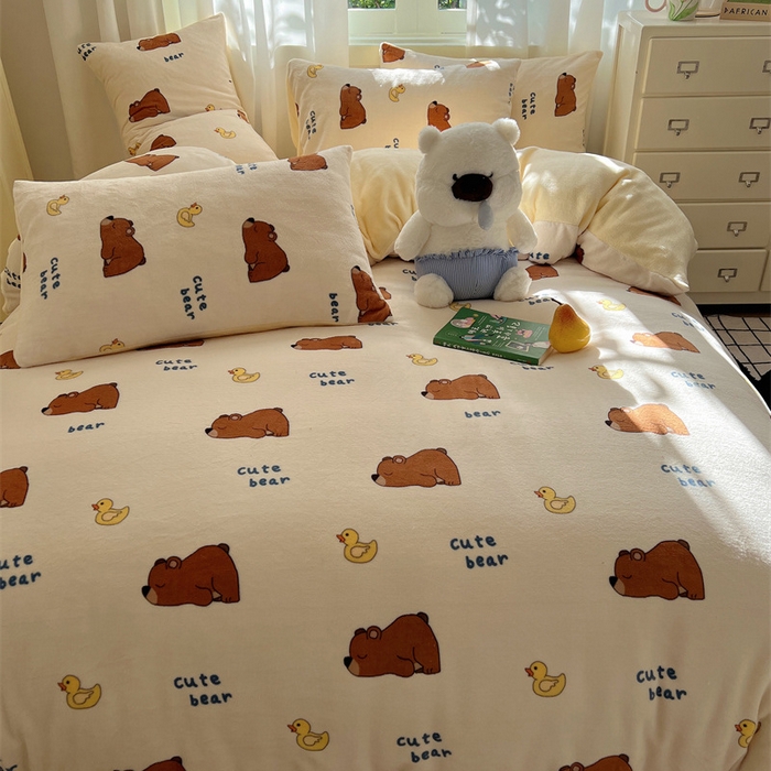 91家纺网 家纺一手货源 找家纺 红嘴企鹅 2025新款精致印花牛奶绒四件套 爬爬熊