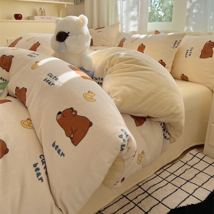 91家纺网 家纺一手货源 找家纺 红嘴企鹅 2025新款精致印花牛奶绒四件套 爬爬熊