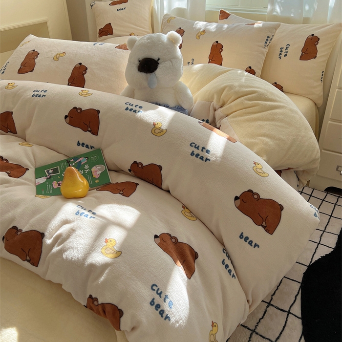 91家纺网 家纺一手货源 找家纺 红嘴企鹅 2025新款精致印花牛奶绒四件套 爬爬熊