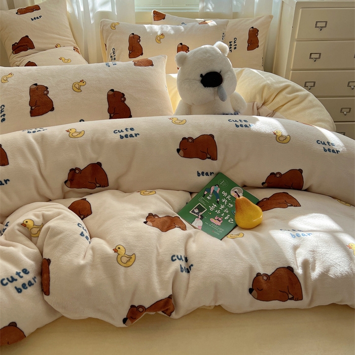 91家纺网 家纺一手货源 找家纺 红嘴企鹅 2025新款精致印花牛奶绒四件套 爬爬熊