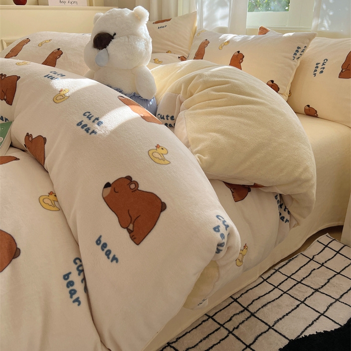 91家纺网 家纺一手货源 找家纺 红嘴企鹅 2025新款精致印花牛奶绒四件套 爬爬熊