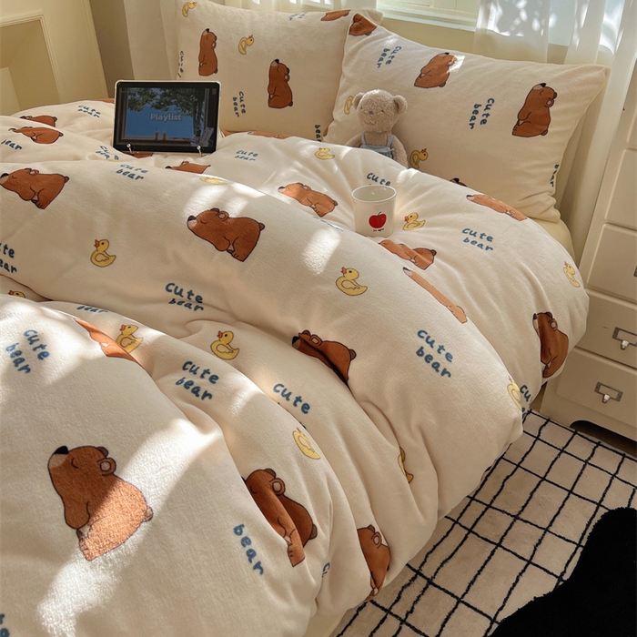 91家纺网 家纺一手货源 找家纺 红嘴企鹅 2025新款精致印花牛奶绒四件套 爬爬熊