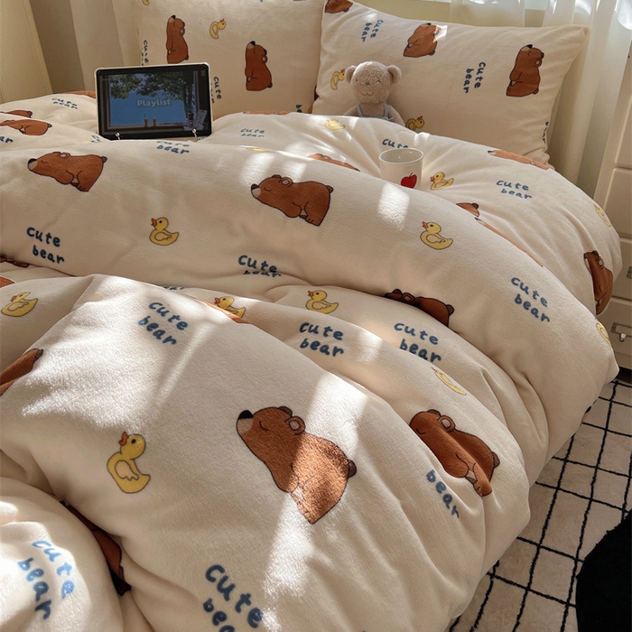 91家纺网 家纺一手货源 找家纺 红嘴企鹅 2025新款精致印花牛奶绒四件套 爬爬熊