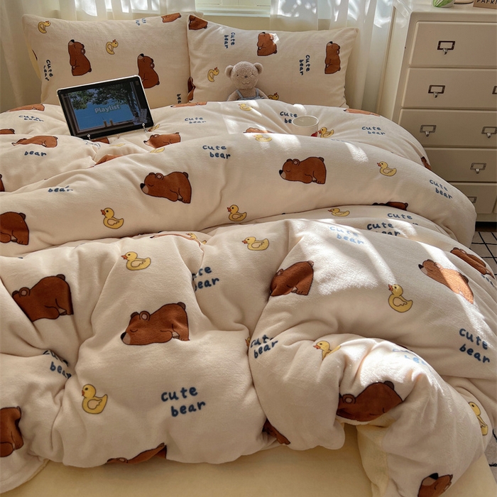 91家纺网 家纺一手货源 找家纺 红嘴企鹅 2025新款精致印花牛奶绒四件套 爬爬熊