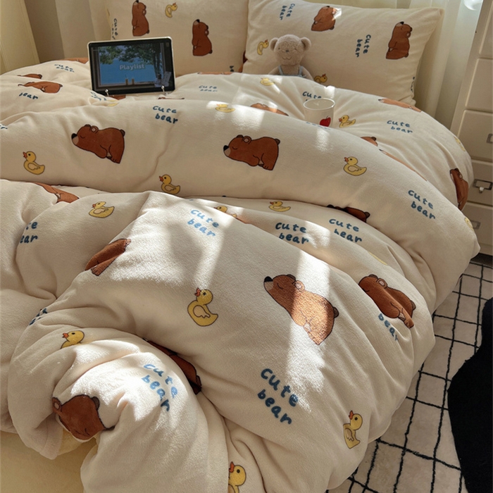 91家纺网 家纺一手货源 找家纺 红嘴企鹅 2025新款精致印花牛奶绒四件套 爬爬熊