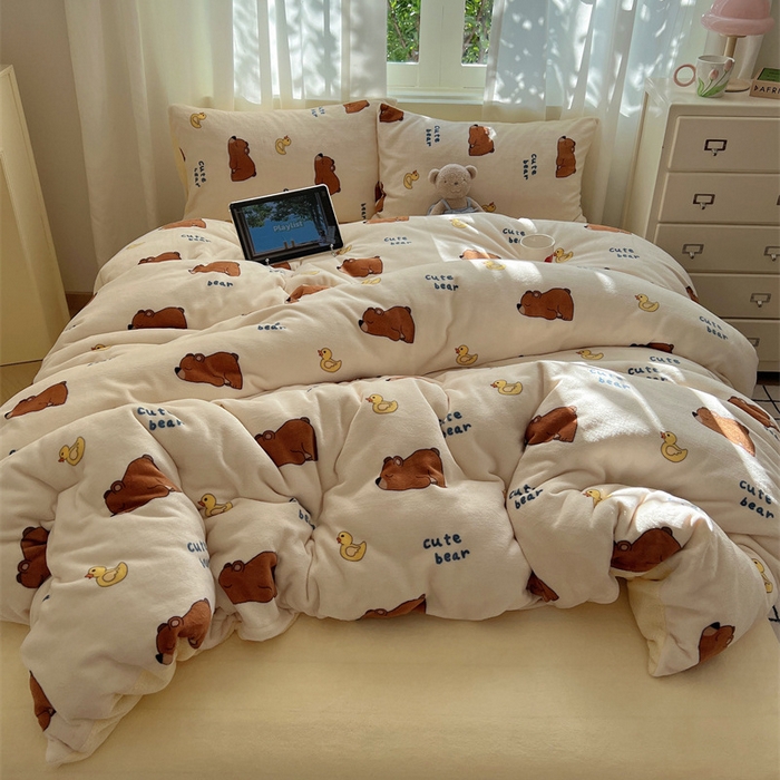 91家纺网 家纺一手货源 找家纺 红嘴企鹅 2025新款精致印花牛奶绒四件套 爬爬熊