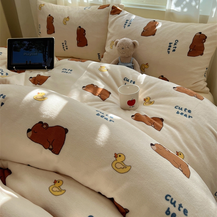 91家纺网 家纺一手货源 找家纺 红嘴企鹅 2025新款精致印花牛奶绒四件套 爬爬熊