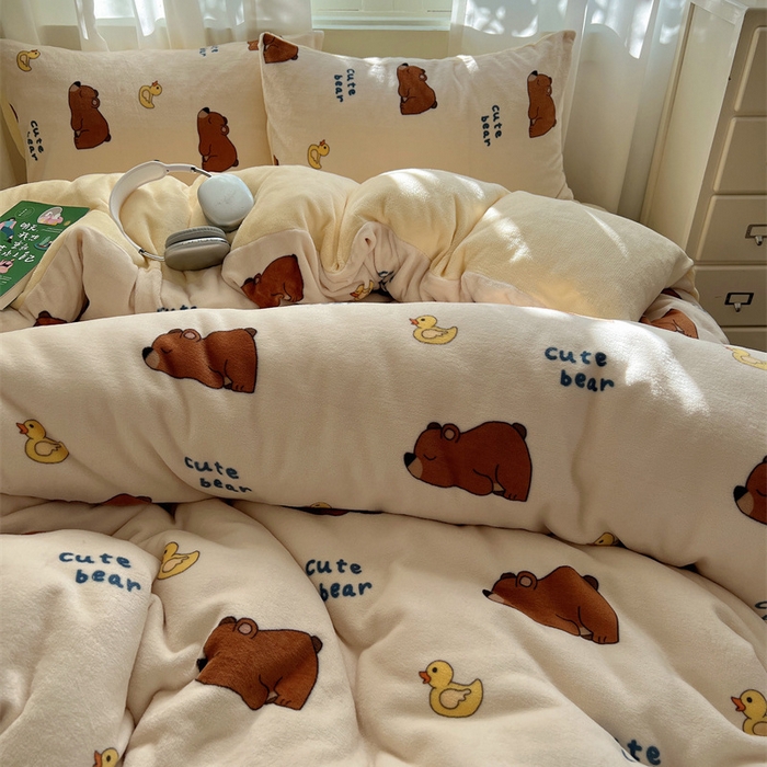 91家纺网 家纺一手货源 找家纺 红嘴企鹅 2025新款精致印花牛奶绒四件套 爬爬熊