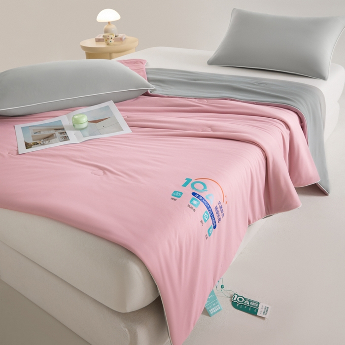 91家纺网 家纺一手货源 找家纺 梵克保罗 2025新款10A抗菌凉感丝夏被 桃桃云灰