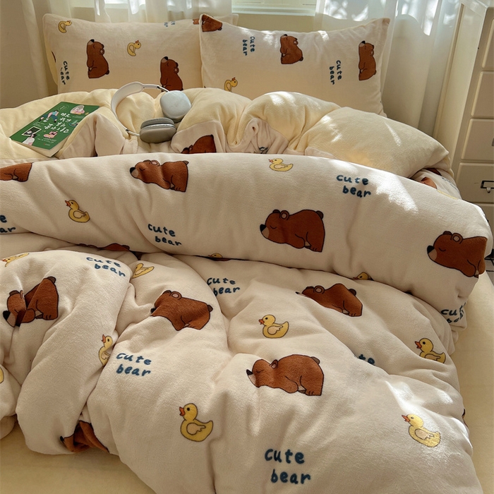 91家纺网 家纺一手货源 找家纺 红嘴企鹅 2025新款精致印花牛奶绒四件套 爬爬熊