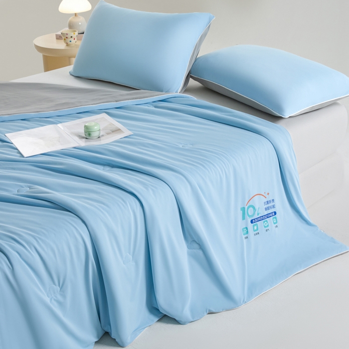 91家纺网 家纺一手货源 找家纺 梵克保罗 2025新款10A抗菌凉感丝夏被 天蓝云灰